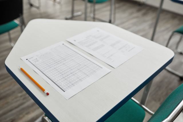 Le concours des ingénieurs du contrôle aérien, étape par étape Table d'examen avec copies et crayon dans une salle vide