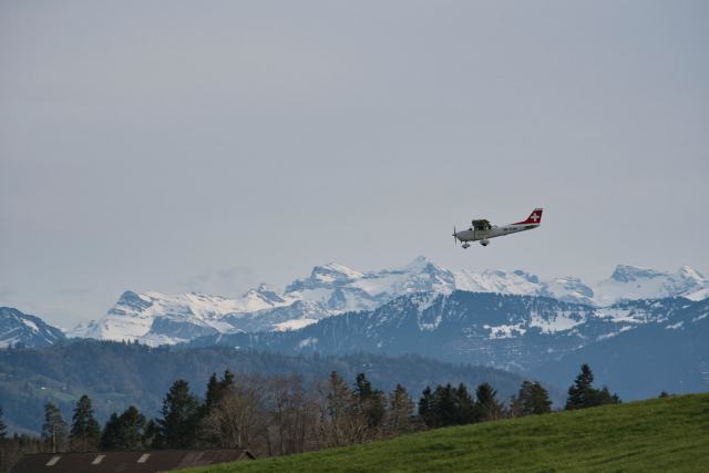 Entrer en formation de contrôle aérien chez Skyguide Petit avion en vol devant des sommets enneigés