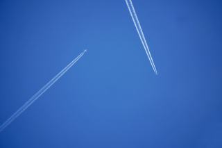 Deux traînées de condensation qui se croisent à des altitudes différentes