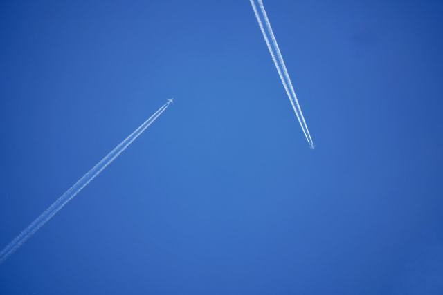 Comprendre les classes d'espace aérien, de la classe A à la classe G Deux traînées de condensation qui se croisent à des altitudes différentes