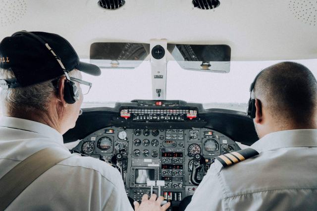 La phraséologie radio entre pilotes et contrôleurs aériens Équipage en casque radio dans un cockpit