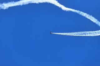 Deux traînées de condensation sur des trajectoires distinctes