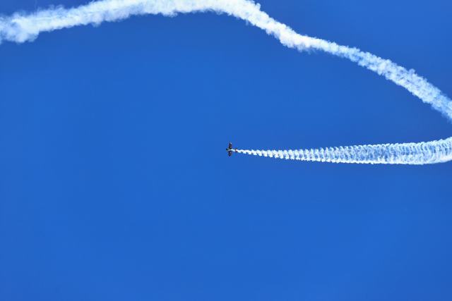Combien d'espace entre deux avions ? Les normes de séparation Deux traînées de condensation sur des trajectoires distinctes