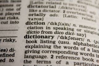 Page d'un dictionnaire de langue anglaise vue de près