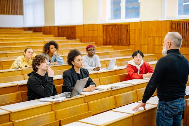 Comment se déroule la formation initiale d'un contrôleur aérien Formateur qui s'adresse à des élèves dans un amphithéâtre
