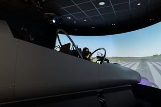 Simulateur face à un écran de projection panoramique