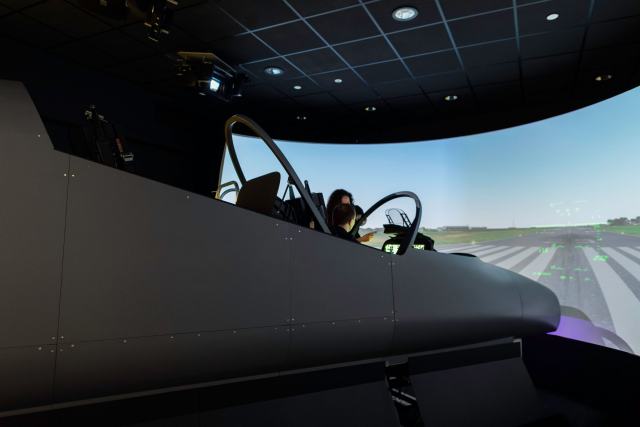 À quoi sert le simulateur dans l'apprentissage du contrôle aérien Simulateur face à un écran de projection panoramique