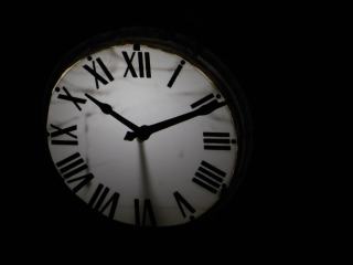 Cadran d'horloge à chiffres romains dans l'obscurité