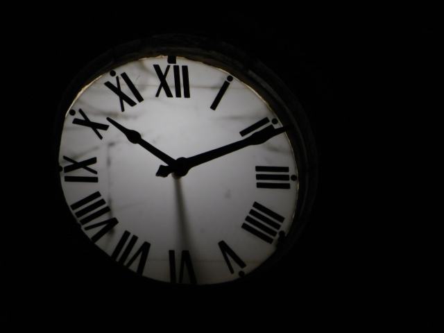 Vacations de jour, nuits et cycles : le temps de travail en salle de contrôle Cadran d'horloge à chiffres romains dans l'obscurité