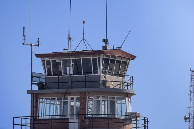 Combien gagne un contrôleur aérien en France et ailleurs Cabine vitrée d'une tour de contrôle hérissée d'antennes