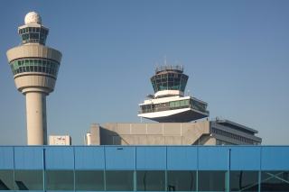 Deux tours de contrôle d'un même aéroport