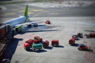 Aire de trafic avec avion et chariots à bagages